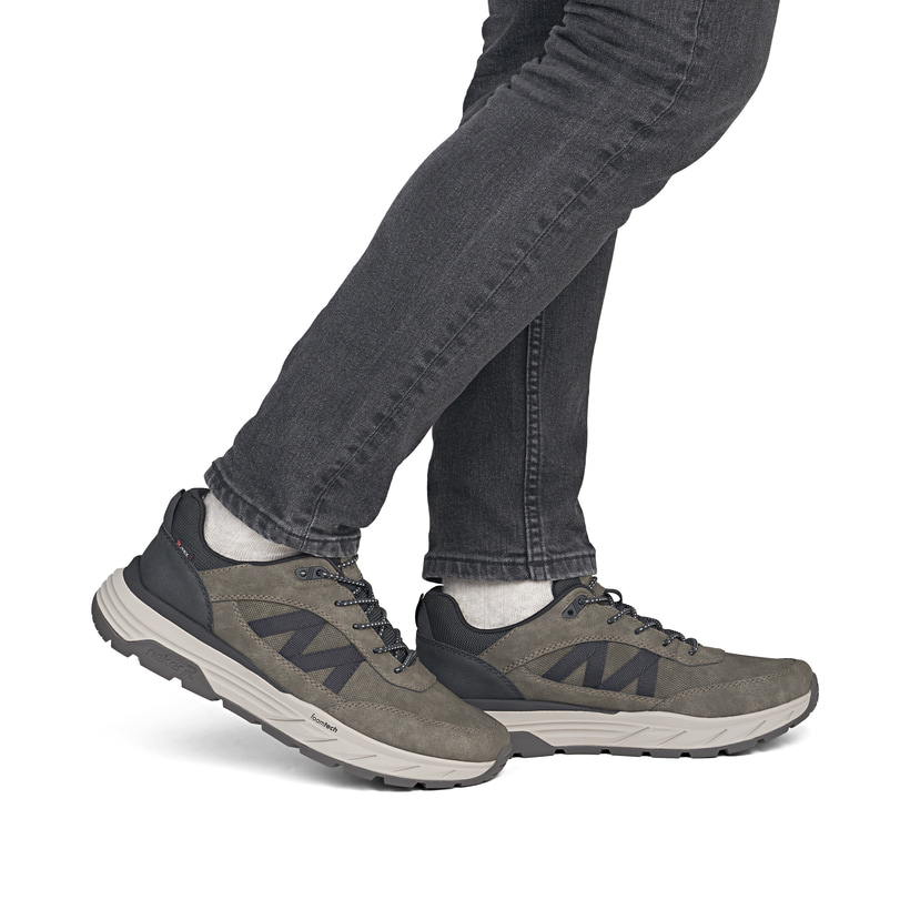 Dunkelbraune Rieker Herren Slipper 06155-25 mit wasserabweisender TEX-Membran. Schuh am Fuß.