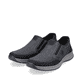 
Asphaltschwarze Rieker Herren Slipper 14362-00 mit einer sehr leichten Sohle. Schuhpaar schräg.