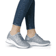 Blaue Rieker Damen Sneaker Low N4316-13 mit Reißverschluss sowie Komfortweite G. Schuh am Fuß.