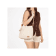 Sac à bandoulière Rieker H1004-62 beige avec fermeture éclair et pendentif en forme de cœur amovible. Porté.