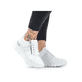 Weiße Rieker Damen Sneaker Low N8321-80 mit Reißverschluss sowie Komfortweite G. Schuh am Fuß.