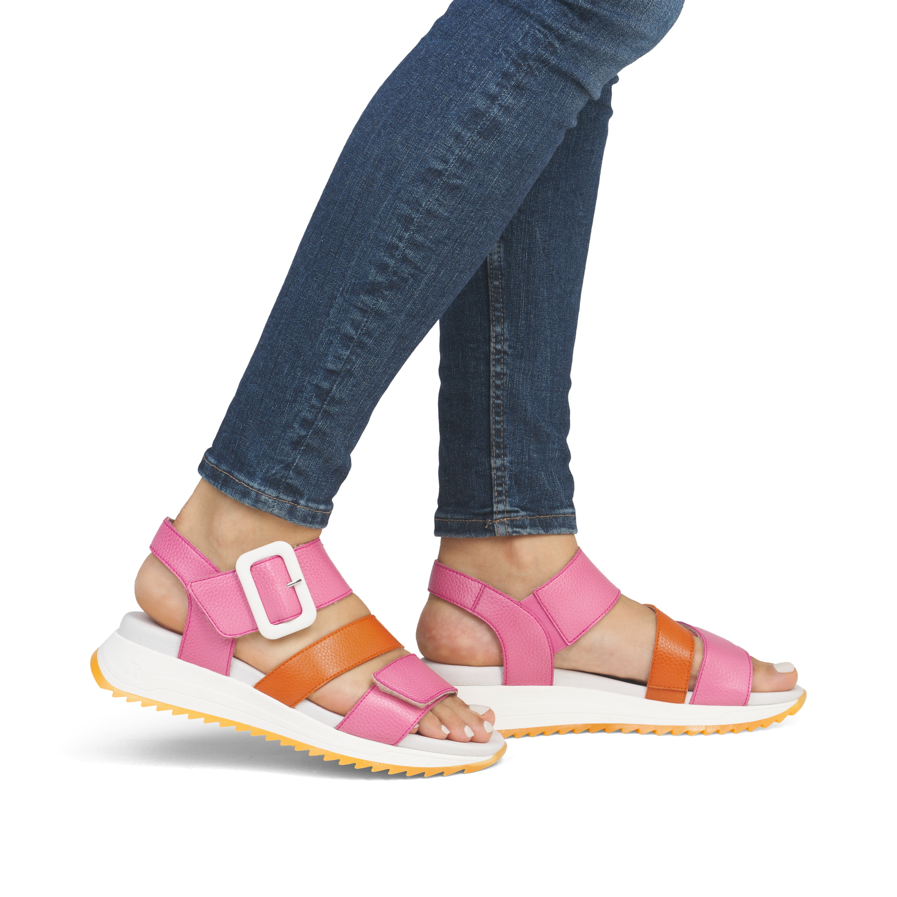 Rosane Rieker Damen Riemchensandalen W2950-31 mit einem Klettverschluss. Schuh am Fuß.