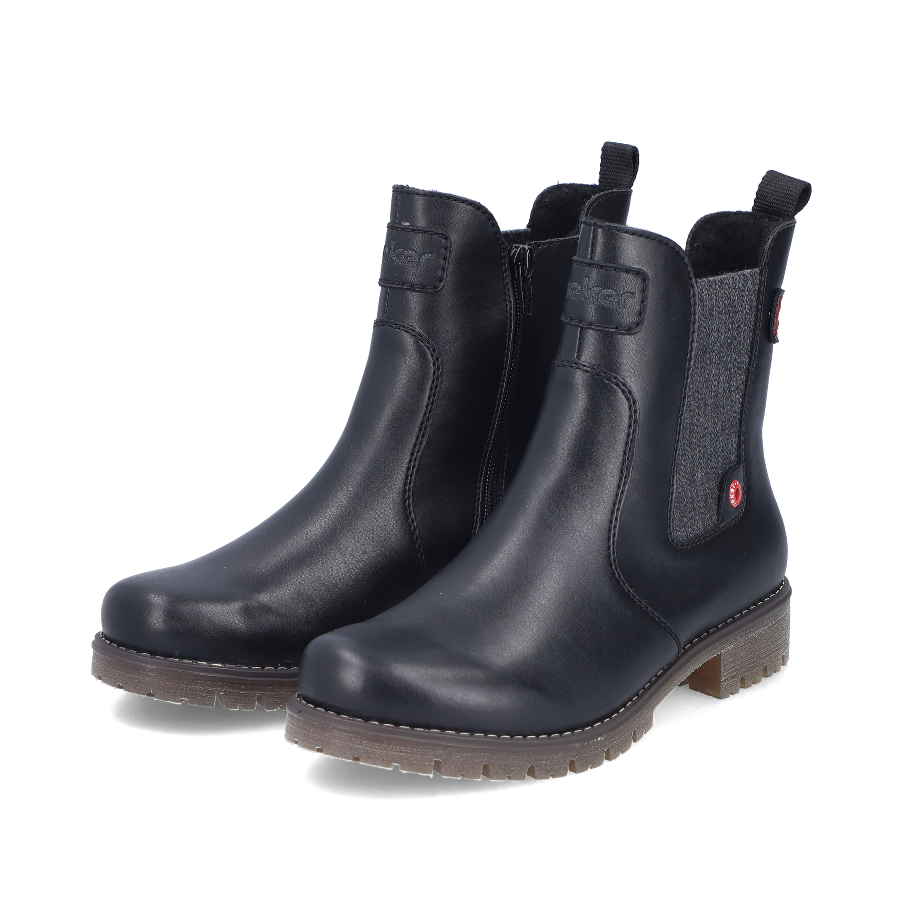 Schwarze Rieker Damen Chelsea Boots 79561-00 mit einem Reißverschluss. Schuhpaar seitlich schräg.