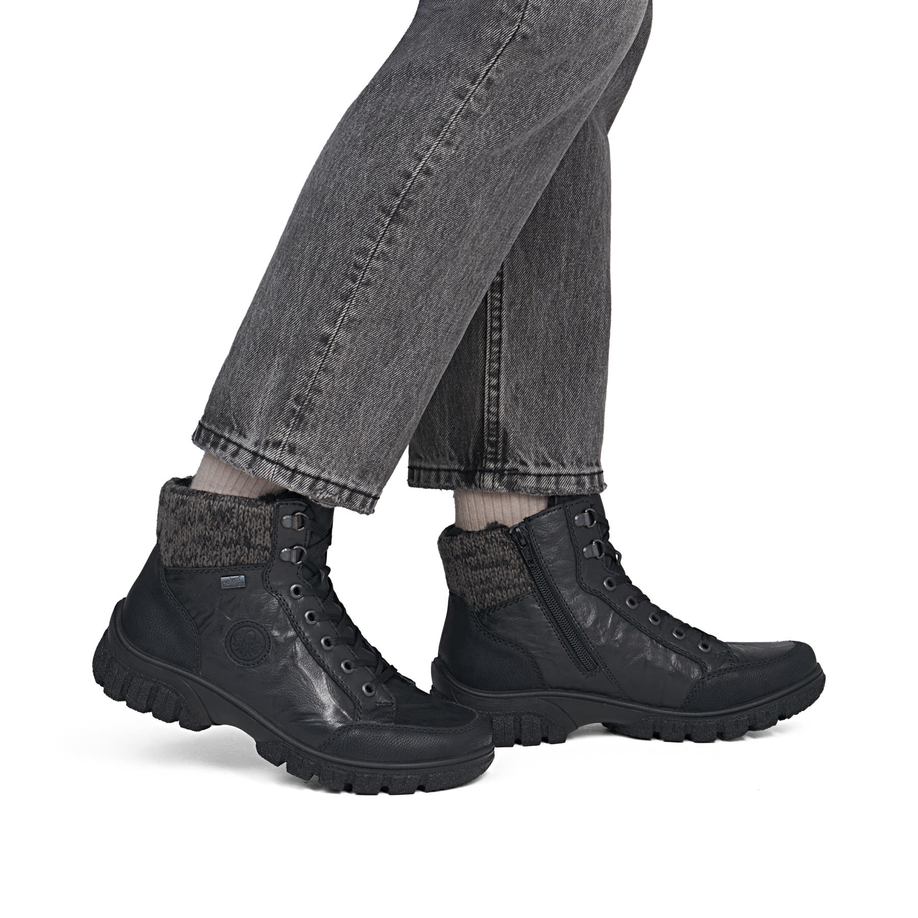 Schwarze Rieker Damen Schnürstiefel Z7230-00 aus Glattleder. Schuh am Fuß.