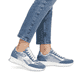 Blaue Rieker Damen Sneaker Low W1307-14 mit einer Schnürung. Schuh am Fuß.