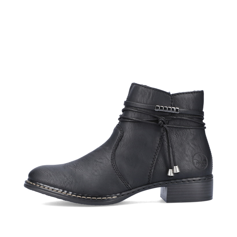
Tiefschwarze Rieker Damen Stiefeletten 73488-00 mit Reißverschluss sowie Blockabsatz. Schuh Außenseite