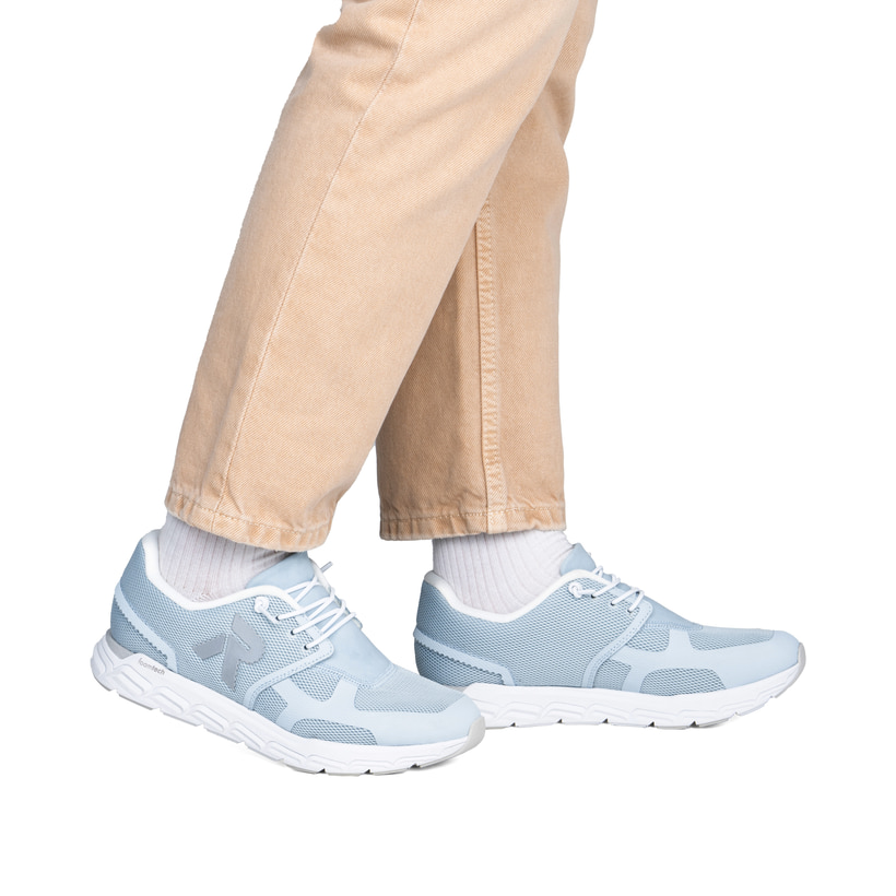 Blaue Rieker Sport Damen Sneaker Low M9000-10. Schuh am Fuß.