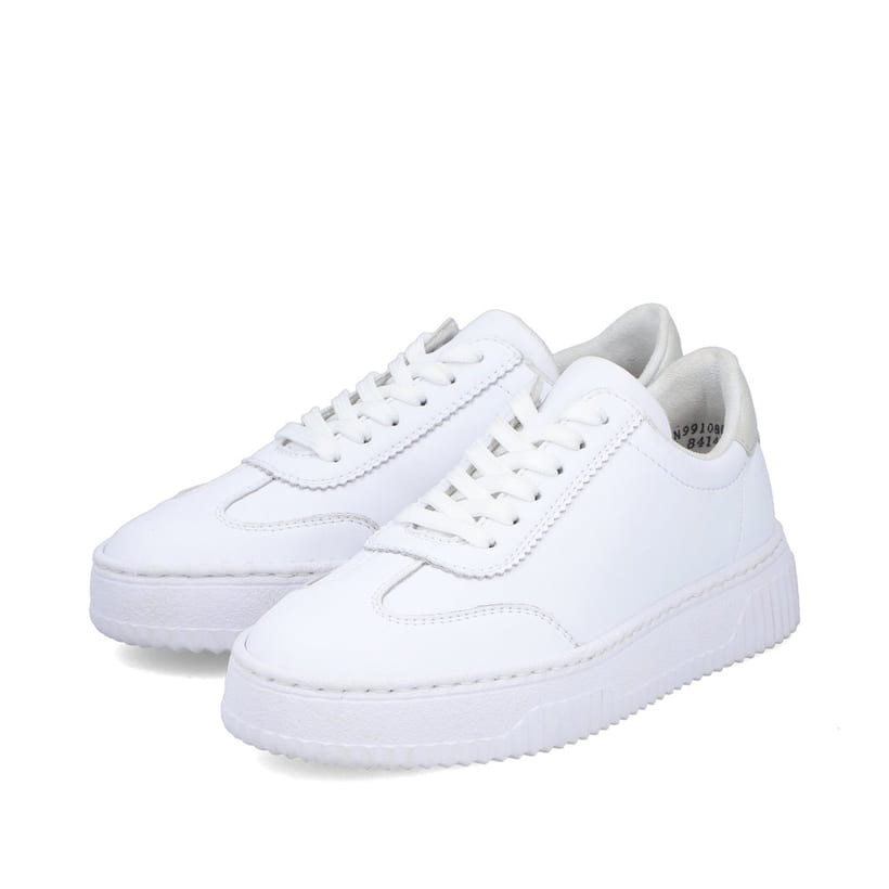 Baskets basses Rieker blanches femme N9910-80 en cuir lisse avec lacets. Chaussures inclinées sur le côté.