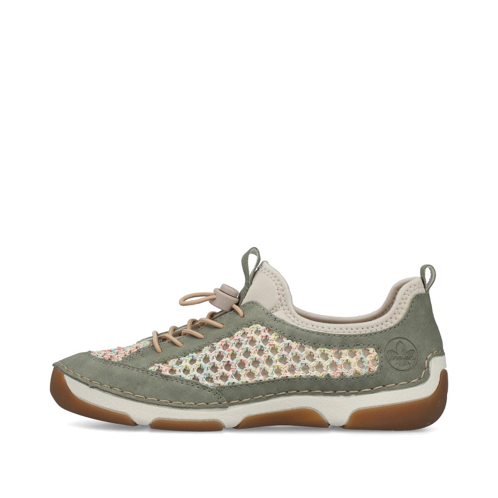 Grüne Rieker Damen Slipper 55960-52 mit Gummizug sowie extra weicher Decksohle. Schuh Außenseite.