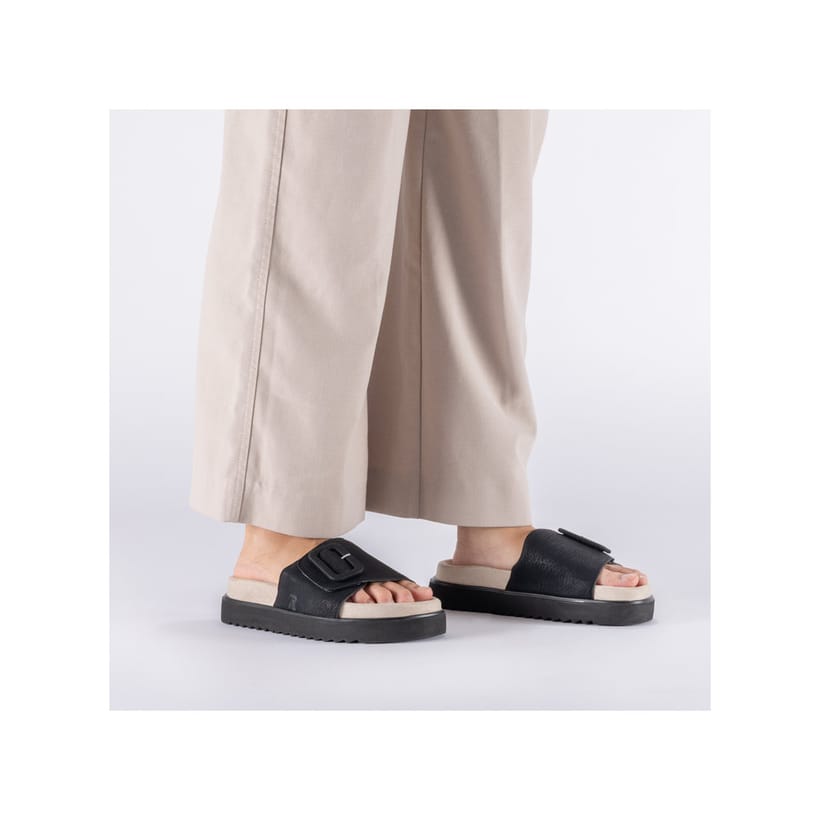 Mules Rieker noires pour femme V5650-00 avec boucle tendance. Chaussure au pied.