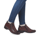 Weinrote Rieker Damen Kurzstiefel 58388-36 aus Glattleder mit dekorativer Blume. Schuh am Fuß.