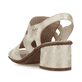 Beige Rieker Riemchensandaletten 64665-60 mit einem Gummizug. Schuh von hinten.