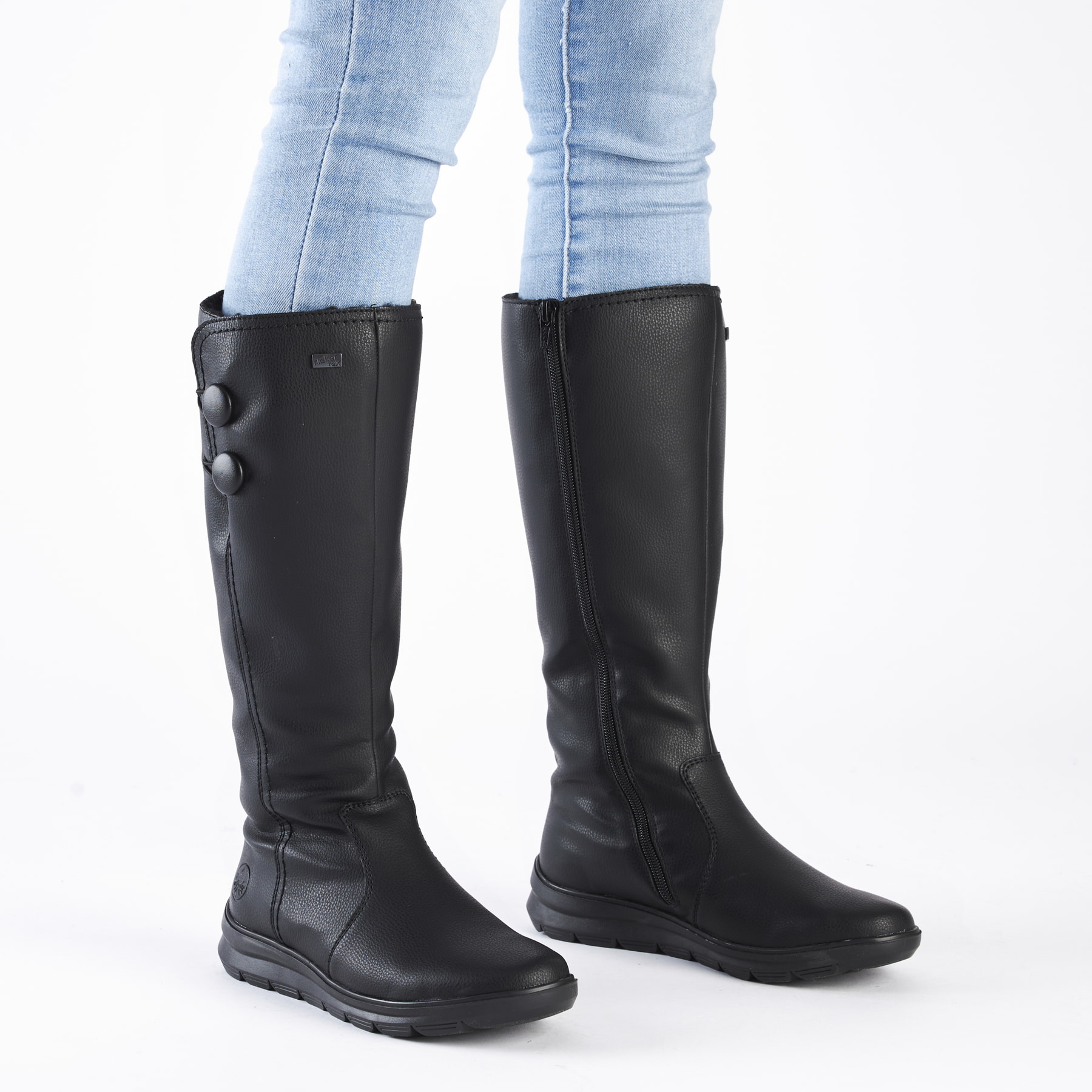Nachtschwarze Rieker Damen Hochschaftstiefel Z0090-00 mit einem Reißverschluss. Schuh am Fuß.