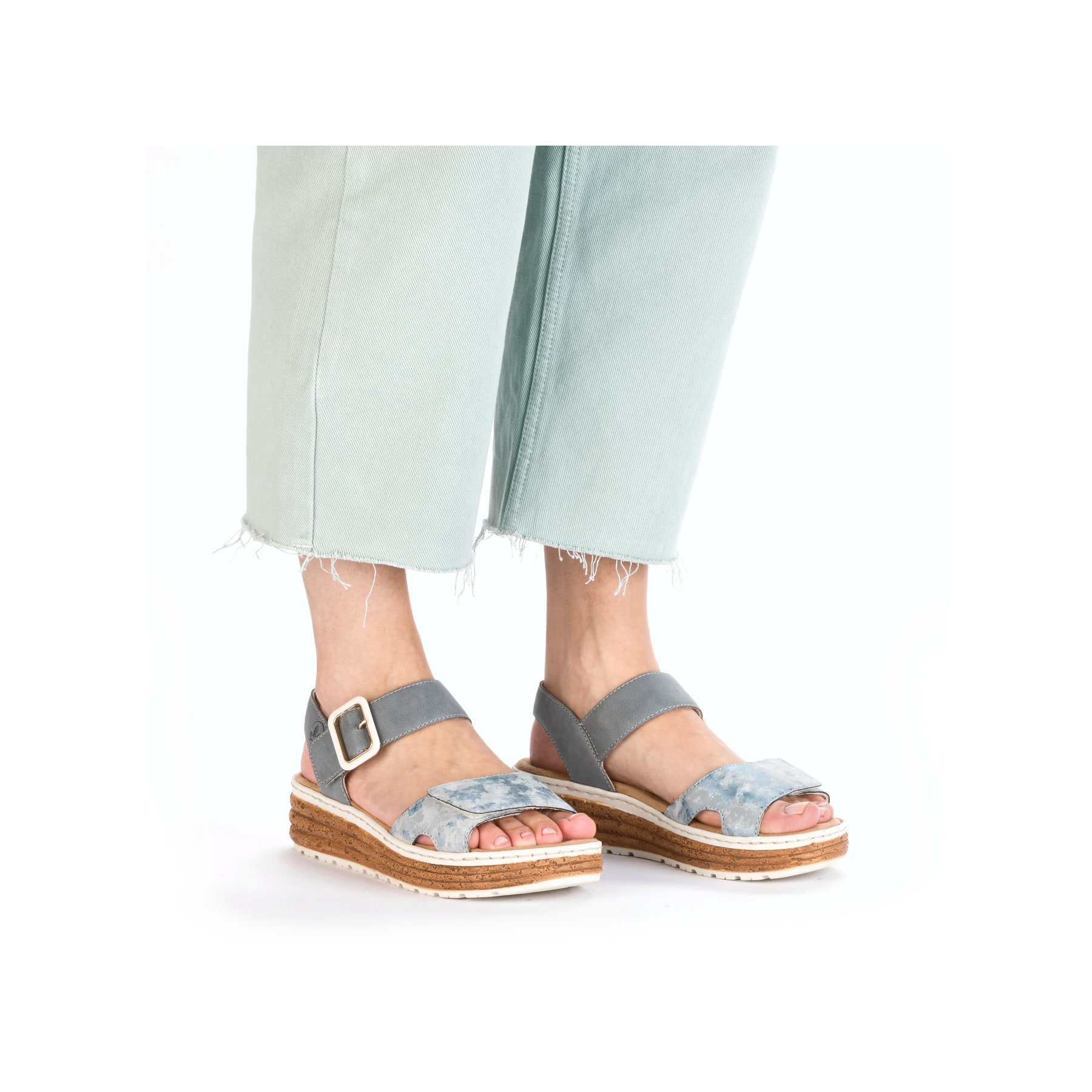 Blaue Rieker Keilsandaletten 62760-12 mit trendigen Schnalle. Schuh am Fuß.