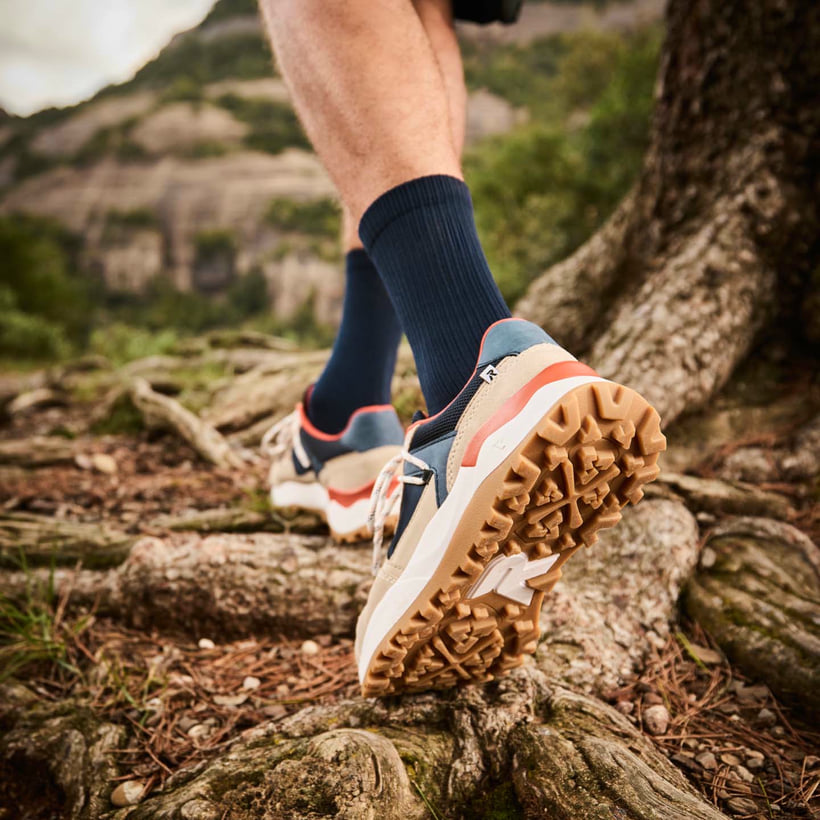 Blaue Rieker Herren Sneaker Low U1300-14 mit Schnürung sowie flexibler Sohle. Schuh am Model.