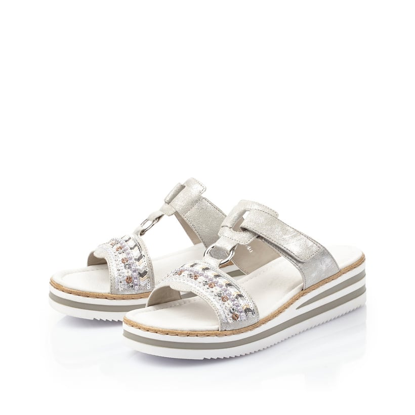 Graue Rieker Damen Pantoletten V02M6-40 mit einem Klettverschluss. Schuhpaar seitlich schräg.