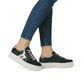 Schwarze Rieker Damen Sneaker Low M1912-00 mit einem Reißverschluss. Schuh am Fuß.