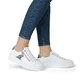 Weiße Rieker Damen Sneaker Low N4924-81 mit einem Reißverschluss. Schuh am Fuß.