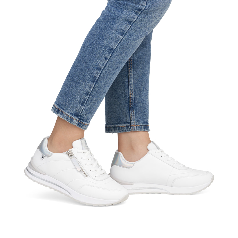 Weiße Rieker Damen Sneaker Low W2402-80 mit einem Reißverschluss. Schuh am Fuß.