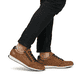 Braune Rieker Herren Sneaker Low 11903-24 mit einem Reißverschluss. Schuh am Fuß.
