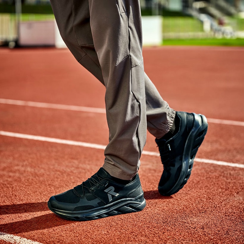 Christoph Kramer x Rieker. Christoph Kramer trägt den Rieker Sneaker U3500-01 in schwarz