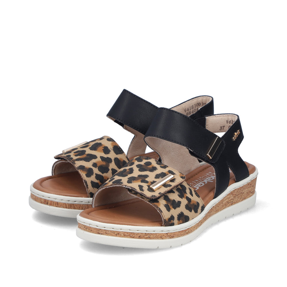Schwarze Rieker Damen Riemchensandalen V4181-00 mit angesagtem Animal-Print. Schuhpaar seitlich schräg.