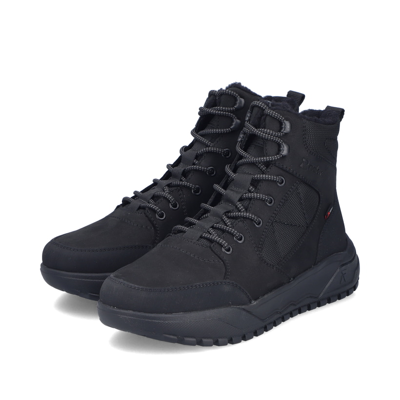 Schwarze Rieker Herren Schnürstiefel U1510-00 mit griffiger Fiber-Grip Sohle. Schuhpaar seitlich schräg.