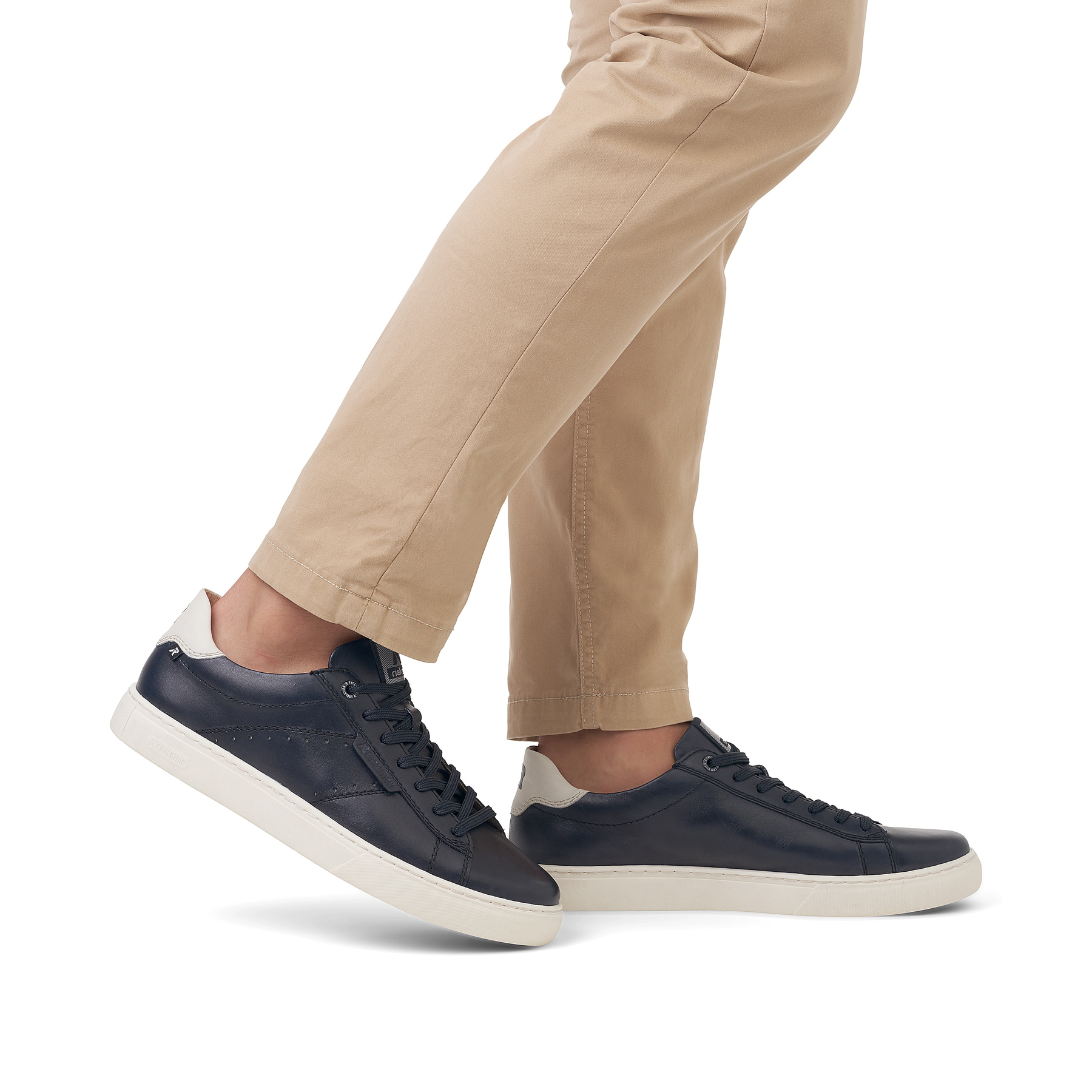 Blaue Rieker Herren Sneaker Low U0704-14 mit TR-Sohle mit leichtem EVA-Inlet. Schuh am Fuß.