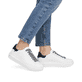 Weiße Rieker Damen Sneaker Low W1201-80 mit einer Schnürung. Schuh am Fuß.
