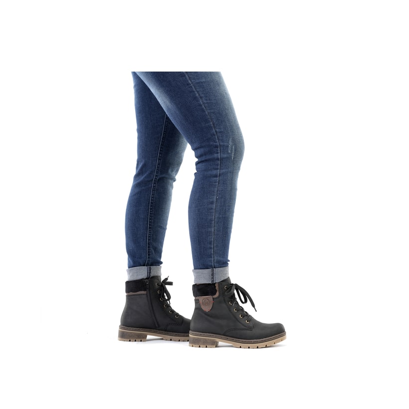 Graphitschwarze Rieker Damen Schnürstiefel Y7418-00 mit einer robusten Profilsohle. Schuh am Fuß