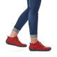 Rote Rieker Damen Schnürschuhe 52522-33 mit einer extra weichen Decksohle. Schuh am Fuß.