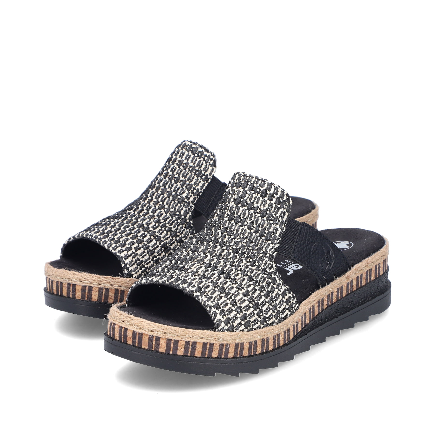 Schwarze Rieker Damen Pantoletten V7953-00 mit einem Gummizug. Schuhpaar seitlich schräg.