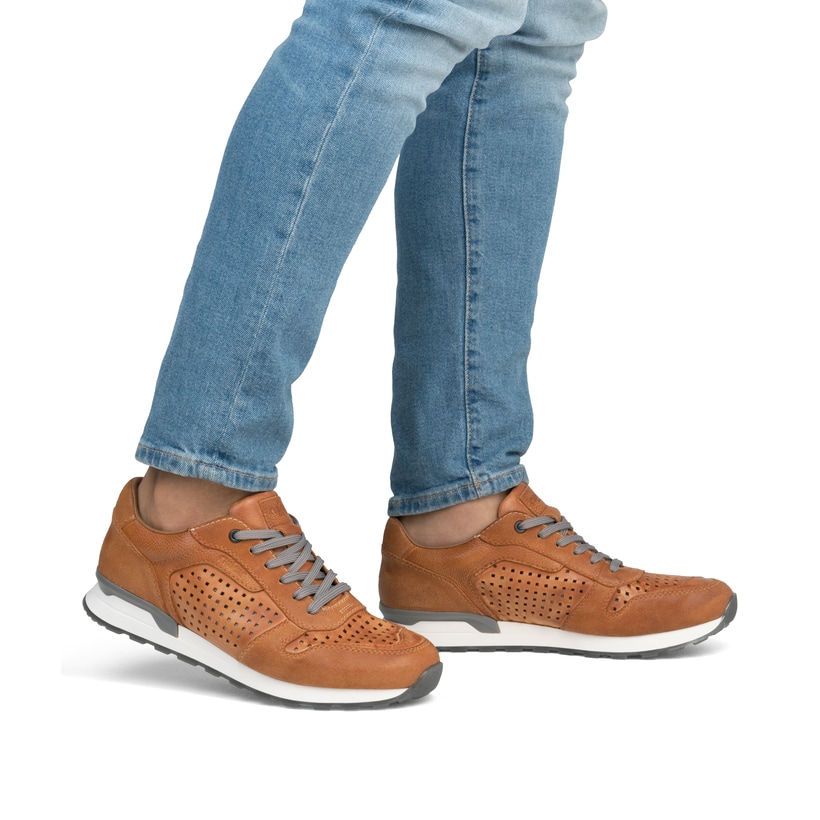 Braune Rieker Herren Sneaker Low U0312-24 mit Schnürung sowie Komfortweite G 1/2. Schuh am Fuß.