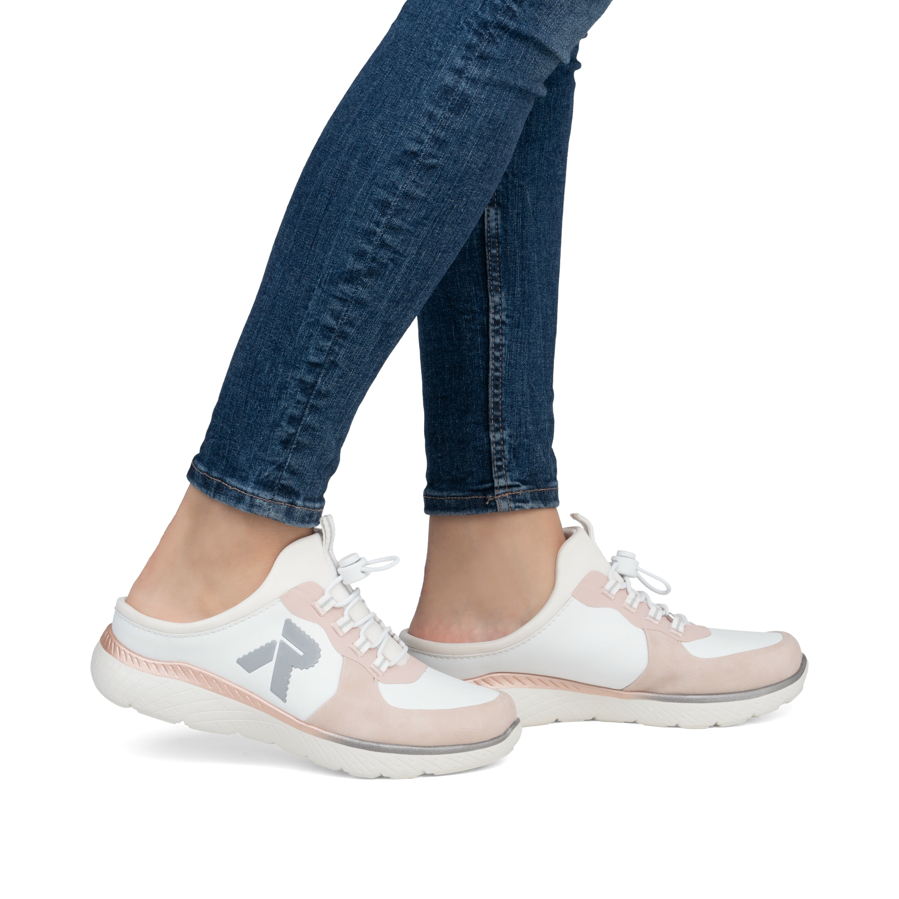 Weiße Rieker Damen Clogs M5056-31 mit Gummizug sowie einer ultraleichten Sohle. Schuh am Fuß.