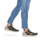 Grüne Rieker Herren Sneaker Low U0302-52 mit leichter und griffiger Sohle. Schuh am Fuß.