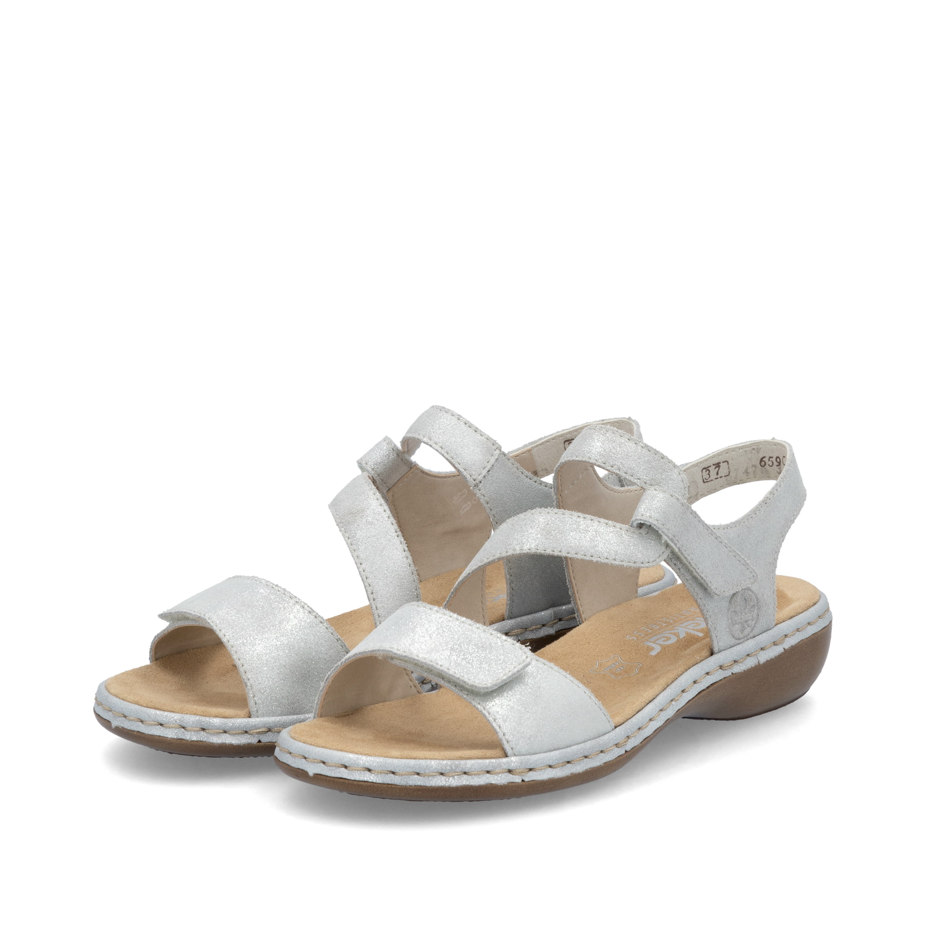 Silberne Rieker Damen Riemchensandalen 659C7-93 mit einem Klettverschluss. Schuhpaar seitlich schräg.