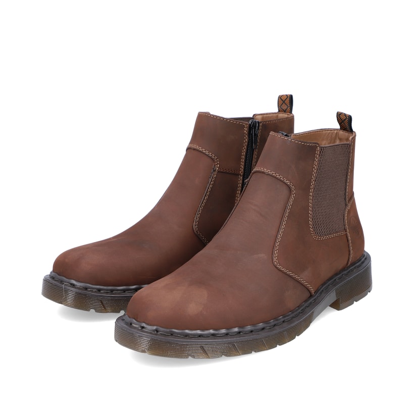 Nougatbraune Rieker Herren Chelsea Boots 31650-23 mit einer robusten Profilsohle. Schuhpaar schräg.