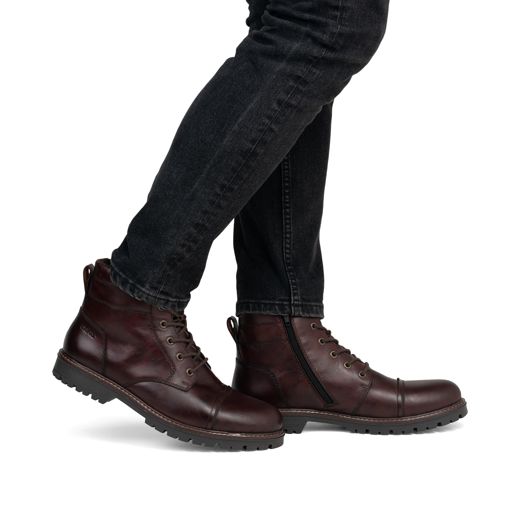 Nussbraune Rieker Herren Schnürstiefel F3604-25 mit einer robusten Profilsohle. Schuh am Fuß