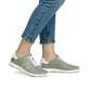 Grüne Rieker Damen Schnürschuhe 42408-52 mit der Extraweite H. Schuh am Fuß.