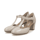 Beige Rieker Pumps 41087-60 mit einer Schnalle sowie extra weicher Decksohle. Schuhpaar seitlich schräg.