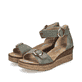 Grüne Rieker Keilsandaletten 63780-52 mit trendigen Schnalle. Schuhpaar seitlich schräg.