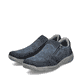 Blaue Rieker Herren Slipper 03550-14 mit einem Reißverschluss sowie Löcheroptik. Schuhpaar seitlich schräg.