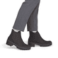 Dunkelbraune Rieker Damen Chelsea Boots X5772-25 mit einem Reißverschluss. Schuh am Fuß.