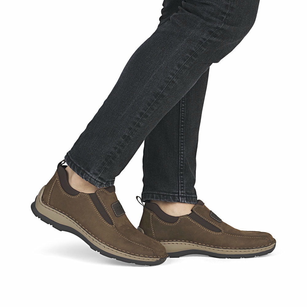Mocassins Rieker marron homme 05363-26 en cuir suédé avec bande élastique. Chaussure au pied.