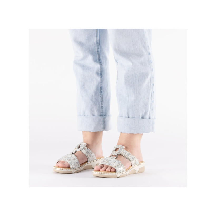 Mehrfarbige Rieker Damen Pantoletten 66292-90 mit floralem Muster. Schuh am Fuß.