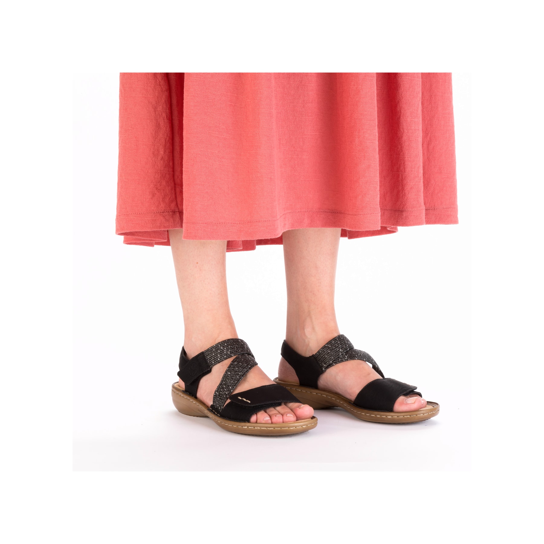 Schwarze Rieker Damen Riemchensandalen 60862-00 mit einem Klettverschluss. Schuh am Fuß.