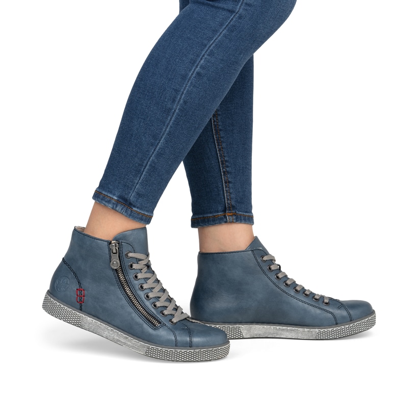 Hellblaue Rieker Damen Schnürstiefel Z1221-14 mit schwarzen Nähten. Schuh am Fuß.