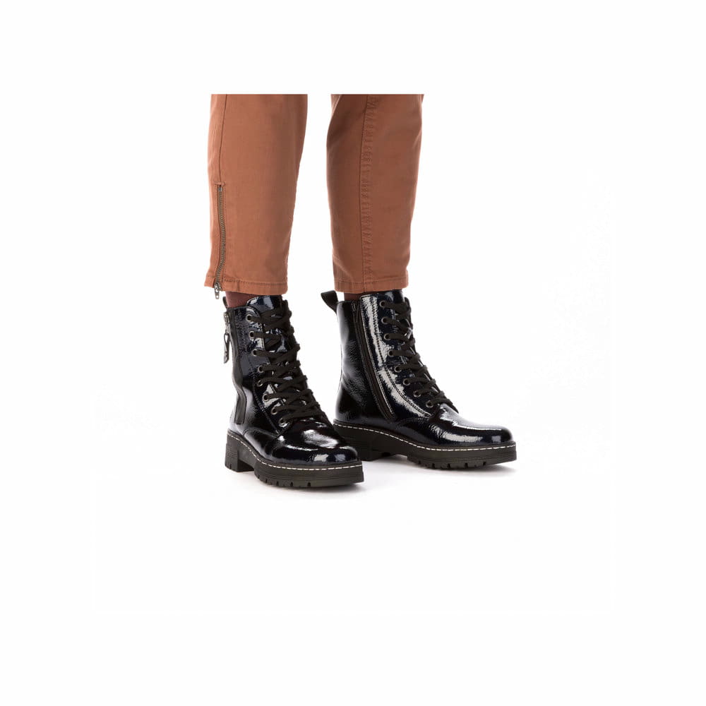Dunkelblaue Rieker Damen Biker Boots 73821-14 mit einem Reißverschluss. Schuh am Fuß.