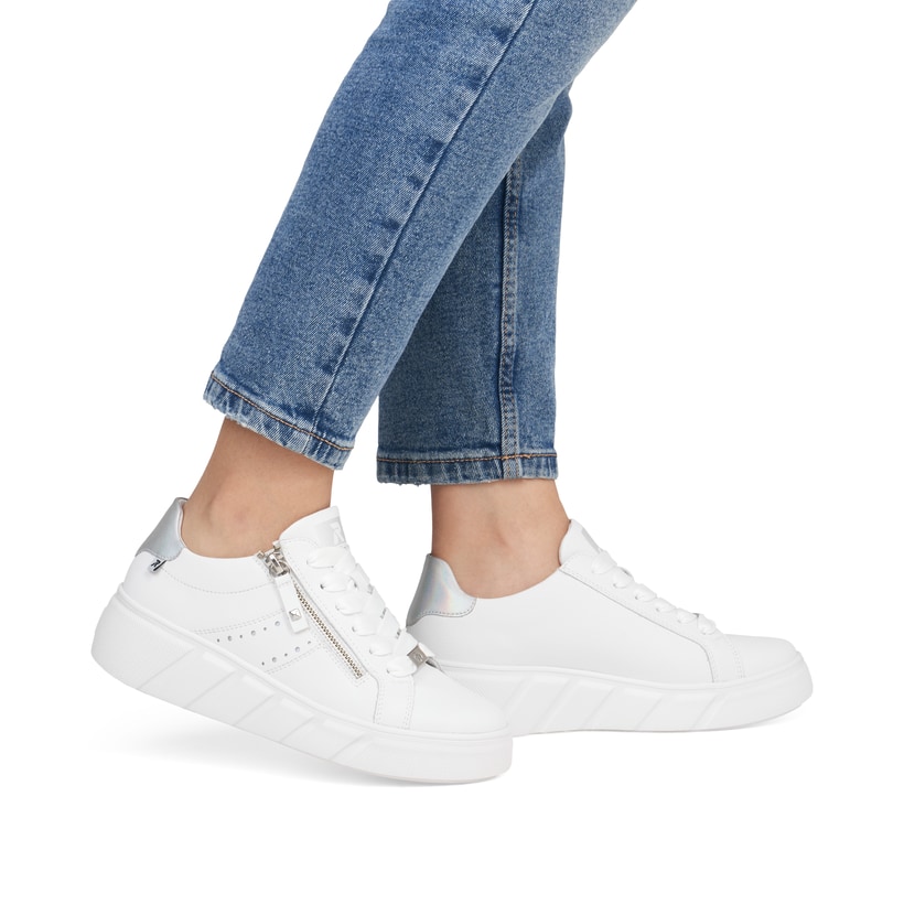 Weiße Rieker Damen Sneaker Low W2605-80 mit einem Reißverschluss. Schuh am Fuß.