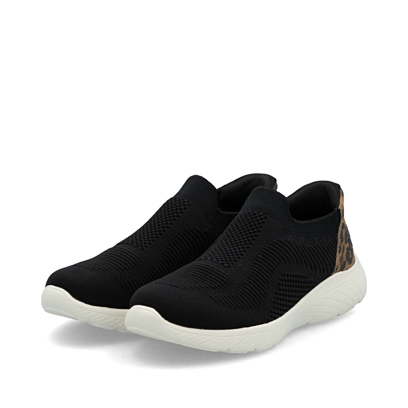 Schwarze Rieker Damen Sneaker Low M5072-01 mit Leo-Print sowie einem Gummizug. Schuhpaar seitlich schräg.